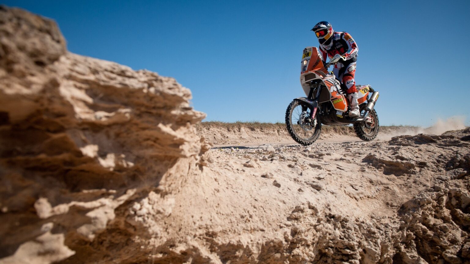 wallpapersden.com_rally-dakar-racer-motorcycle_2560x1440